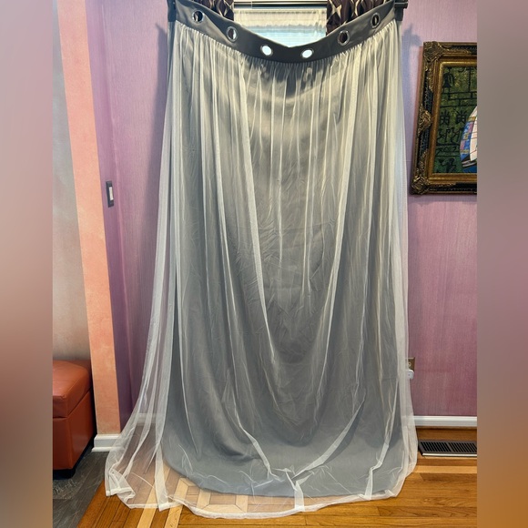 Beautiful single panel curtain - Picture 1 of 8